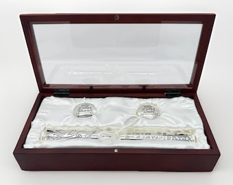 Versilberte Andenken Baby Geschenk Set Geburtsurkunde. Erster Zahn, Lockenbox