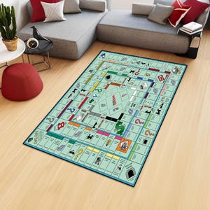 K&ouml;nnte beinhalten: Ein rechteckiger Teppich mit einem hellgr&uuml;nen Brettspiel-Design, das verschiedene illustrierte Felder wie eine Gef&auml;ngniszelle, einen Tunnel und einen zentralen Bonusbereich zeigt. Das Spielfeld ist mit schwarzem Text und Symbolen bedruckt.
