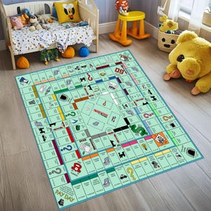 K&ouml;nnte beinhalten: Ein rechteckiger Teppich mit einem hellgr&uuml;nen Monopoly-Spielbrett-Design, das klassische Stra&szlig;ennamen, Spielfelder und das zentrale Monopoly-Logo zeigt. Das Brett enth&auml;lt ikonische Illustrationen wie den Zug, das Auto und Fragezeichen.