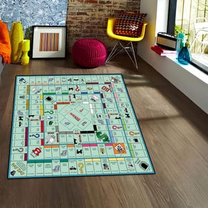 K&ouml;nnte beinhalten: Ein rechteckiger Teppich mit einem detaillierten Monopoly-Brettspieldesign, hellgr&uuml;nem Hintergrund, schwarzen Rasterlinien sowie verschiedenen farbigen Grundst&uuml;cksfeldern, Symbolen und Texten, darunter Pay Day und Holland Tunnel.