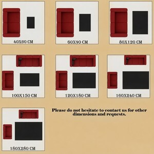K&ouml;nnte beinhalten: Sieben Diagramme zeigen verschiedene Teppichgr&ouml;&szlig;en in Schwarz im Verh&auml;ltnis zu roten Sofas, mit Ma&szlig;en von 40x60 cm bis 180x280 cm. Der Text lautet: Please do not hesitate to contact us for other dimensions and requests.