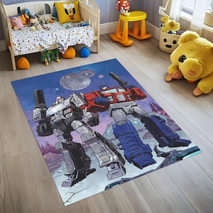 Può includere: Un tappeto rettangolare con una vivace illustrazione dei personaggi dei Transformers, Optimus Prime e Megatron, su uno sfondo a tema spaziale. Il tappeto ha una combinazione di colori blu, rosso e grigio, adatta a una cameretta.