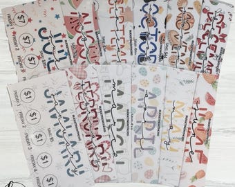 Op de afbeelding: Een verzameling kleurrijke budgetenveloppen, elk gemarkeerd met een maand en versierd met seizoensgebonden afbeeldingen. De enveloppen bevatten tekst zoals "SAVE" en dollarbedragen, met de tekst "Budgeting with Cris" eronder.
