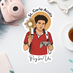 Puede incluir: Una pegatina con una ilustración de dibujos animados de San Carlo Acutis sosteniendo una custodia y un mando de videojuegos. La pegatina tiene el texto "St. Carlo Acutis" y "Pray for Us". La ilustración está sobre un fondo amarillo.