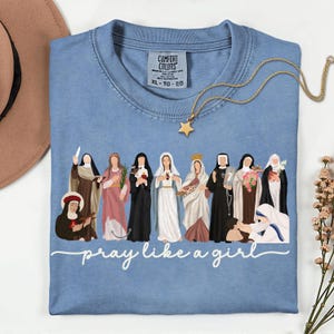 Comfort Colors® katolsk helgon be som en flicka kristen t-shirt, marian kors t-shirt, katolsk helgon t-shirt, gåva för kvinnor, kristen t-shirt bild 2