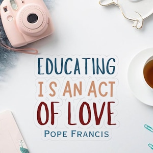 Educar é um ato de amor - Adesivo de vinil do Papa Francisco, presente para professores católicos, adesivo com citação de santos católicos, adesivo para professores, Catholicgift