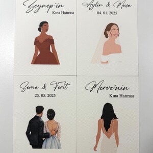 Op de afbeelding: Vier kaarten met illustraties van mensen in trouwjurken. De kaarten zijn wit met zwarte tekst. De tekst op de kaarten luidt "Zeynep'in Kına Hatırası", "Aylin & Musa 04.01.2025", "Sema & Ferit 25.05.2025" en "Merve'nin Kına Hatırası".