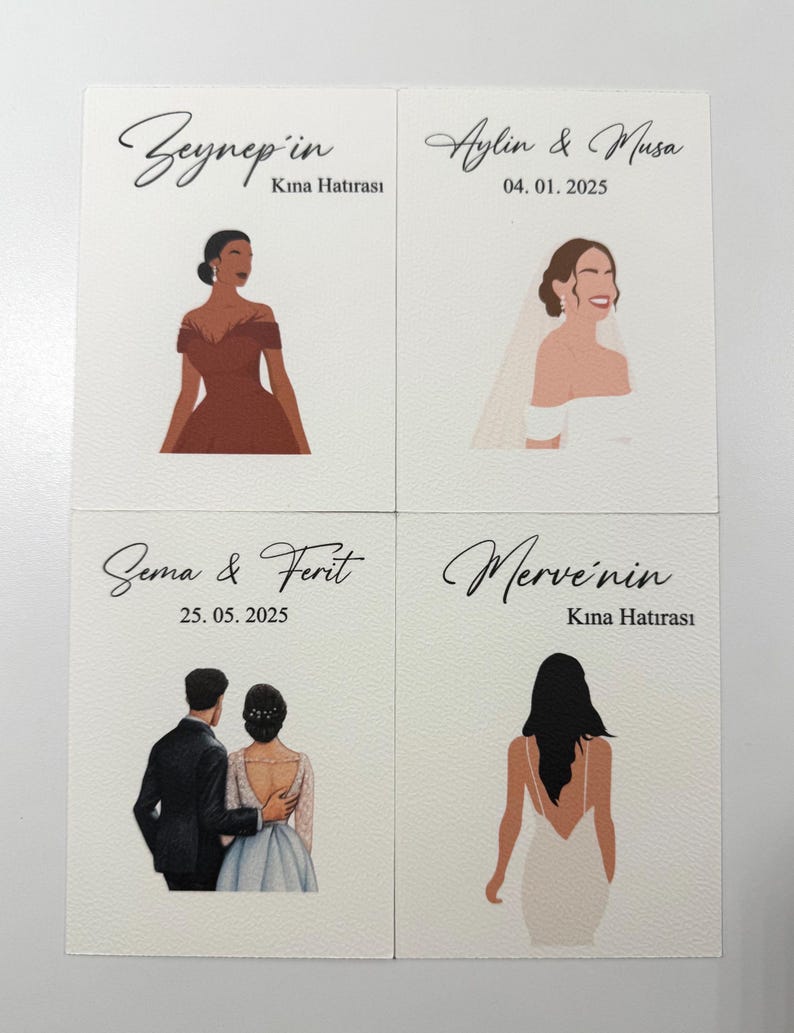 Op de afbeelding: Vier kaarten met illustraties van mensen in trouwjurken. De kaarten zijn wit met zwarte tekst. De tekst op de kaarten luidt "Zeynep'in Kına Hatırası", "Aylin & Musa 04.01.2025", "Sema & Ferit 25.05.2025" en "Merve'nin Kına Hatırası".
