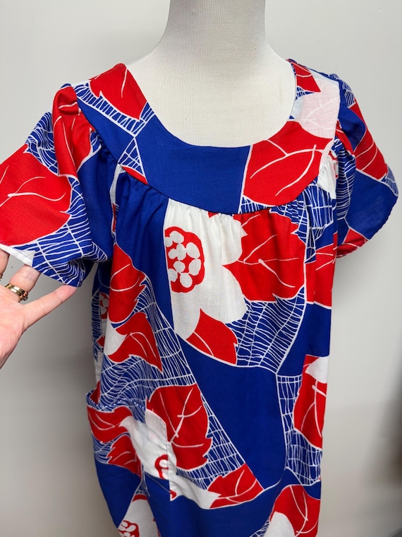 60年代、70年代のヴィンテージ、赤、白、青のハワイアンドレス、明るい