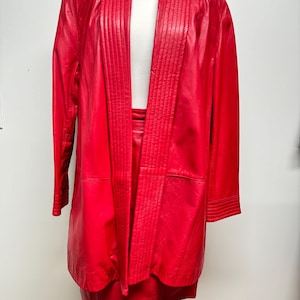 Veste en cuir rouge vintage des années 80 et 90 avec des épaules surdimensionnées comme une robe de chambre et une jupe taille haute en cuir souple assortie