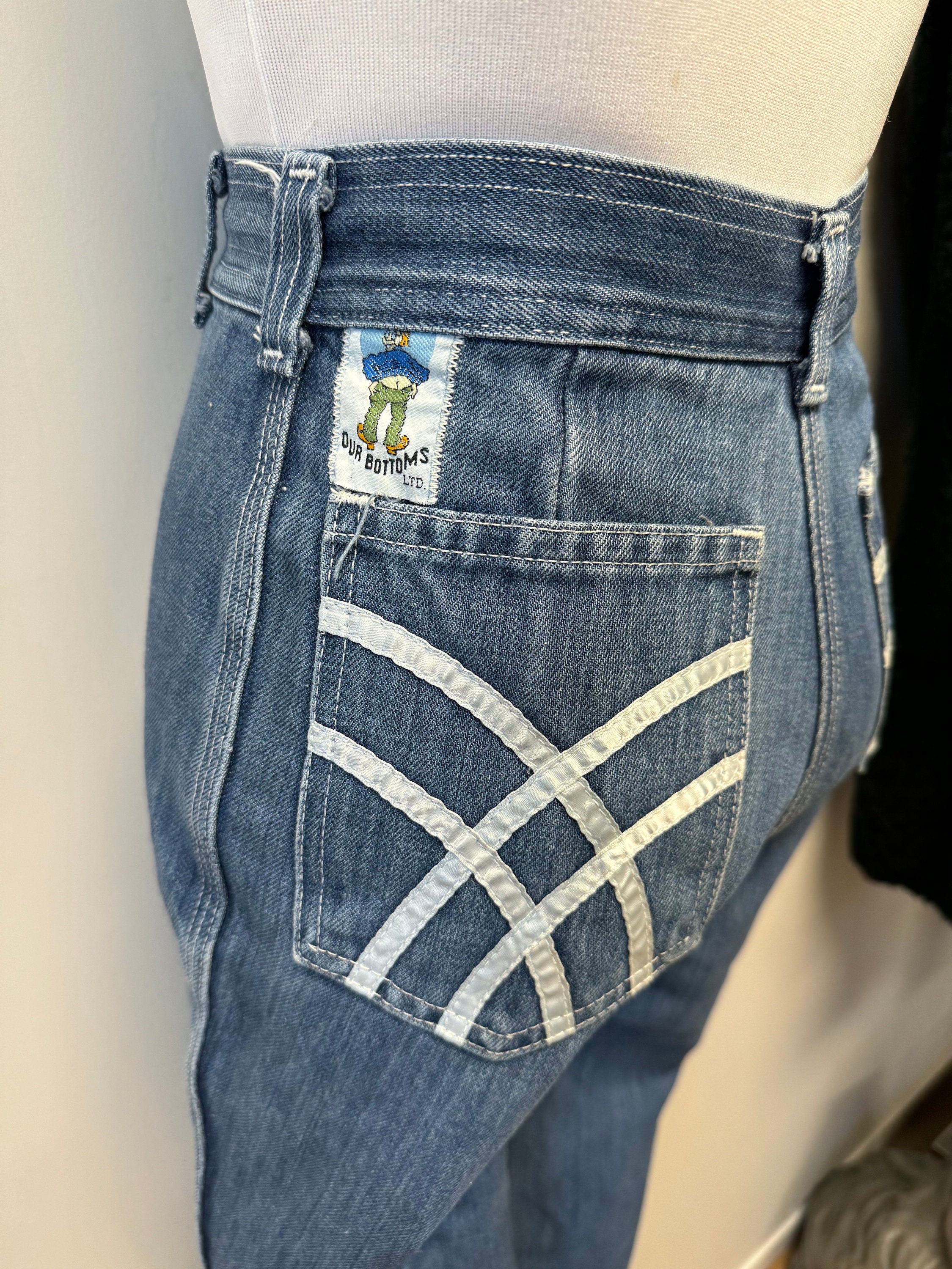 【RONRON】24SS BACK POCKET RIBBON DENIM HALF PANTS 론론(RONRON) BACK POCKET RIBBON DENIM HALF PANTS LIGHT BLUE