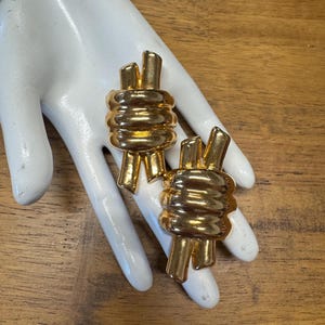 Gold Textured Knot Clip-On Earrings – 20mm Chunky 80s Vintage Style, Non-Pierced