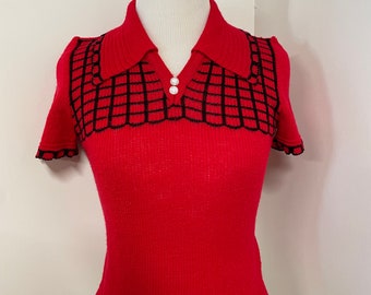 Vintage 70s baby doll fit knit sweater top with button details mini cropped