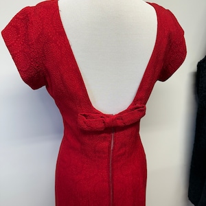 Vestido vintage anos 50 e 60 lindo, vermelho brilhante, com relevo, costas abertas