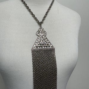 Collar vintage de los años 60 y 70 con borlas de múltiples cadenas, en tono plateado, con un gran detalle llamativo
