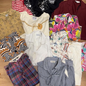Vintage 70er Polyester Neuheit Druck Bluse Lot Reseller Lot Instant Collection Lot von 10 Stück