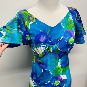Vintage 60s 70s bright tropical floral Hawaiian dress large scale print flower power style baby doll style