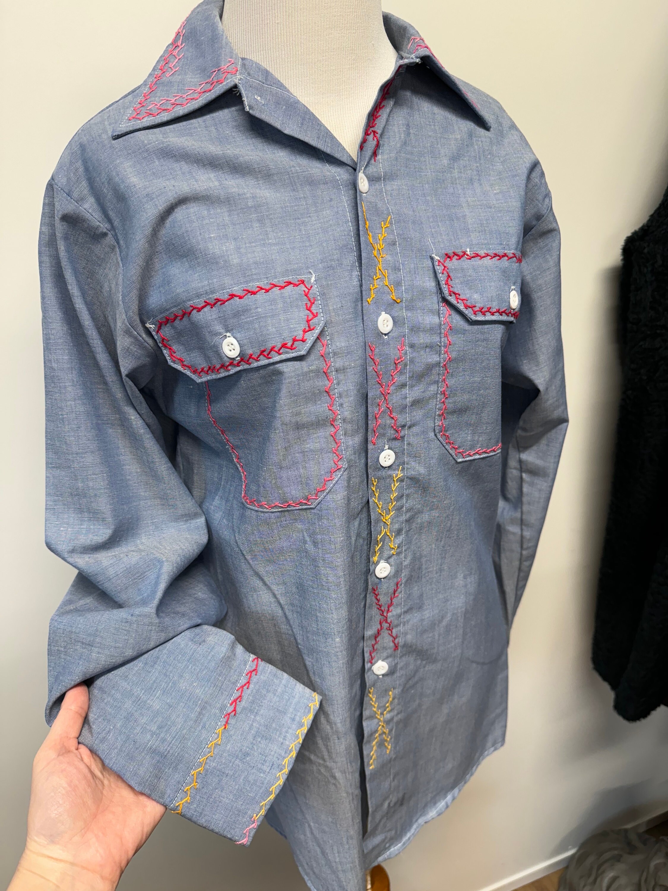 vintage フラワーパッチ シャンブレーシャツ Vintage 70s Hand Embroidered Chambray Work Shirt Floral