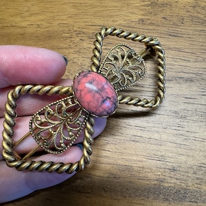 Vintage 70s 80s twisted metal and pink marbled cabochon stone hair barrette