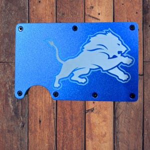 Billetera de metal grabada personalizada de los Detroit Lions: billetera delgada y duradera con bloqueo RFID para hombres y mujeres