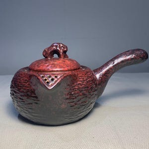 700 ml - Théière japonaise en grès texturé rouge noir dégradé avec poignée latérale et couvercle boutonné en forme de roche / Théière japonaise pour cuisinière