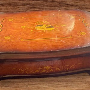 Vintage Italian-Style Inlaid Wood Jewelry Box – Ornate Marquetry Floral Design – Decorative Trinket Box – Collectible Wooden Keepsake Box.