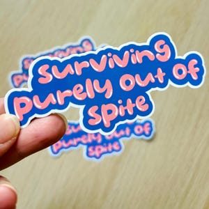 Overleven puur uit wrok sticker, sarcastische sticker, grappige sticker, laptopdecoratie
