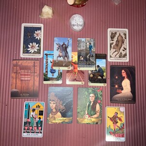 Stesura completa personalizzata di carte dei Tarocchi e dell'Oracolo (10-15 o più carte) + pratica devozionale quotidiana + attivazione energetica