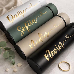 Vacker isolerad flaska med teinfuser, termos, personlig vattenflaska med namn – perfekt present till kvinna/man/födelsedag