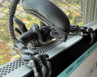 Alien Xenomorph Monitor Buddy 3D Printed - Sci-fi Collectible Art Piece for your Desk Accessory
