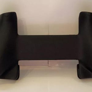 Peut inclure: Manche de jeu noir pour manette de console Nintendo Switch. La poign&eacute;e est faite d'un mat&eacute;riau souple et flexible et a un design confortable.