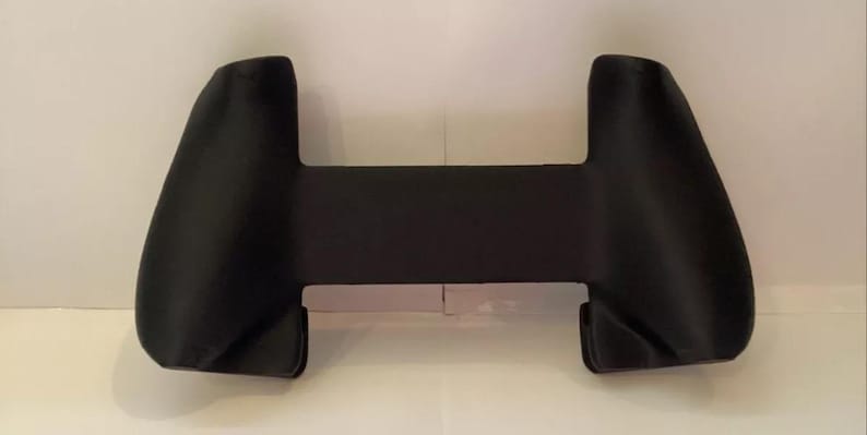 Peut inclure: Manche de jeu noir pour manette de console Nintendo Switch. La poign&eacute;e est faite d'un mat&eacute;riau souple et flexible et a un design confortable.