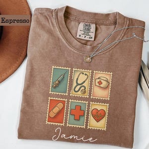 Maglietta personalizzata con nome per infermieri Comfort Colors®, maglietta personalizzata per infermieri, regalo di laurea per studenti infermieri, abbigliamento per la settimana degli infermieri, maglietta per operatori sanitari