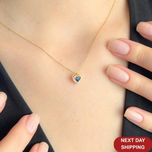 Piccola collana a forma di cuore con zaffiro per donna, ciondolo a forma di cuore con zaffiro, delicato ciondolo con pietra portafortuna in oro di settembre, regalo di compleanno per lei