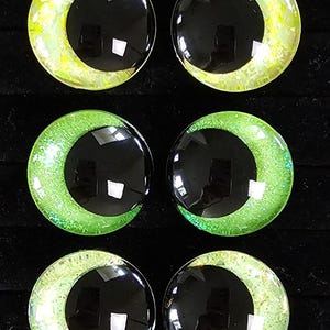 Olhos de segurança com glitter pintados à mão para bichinhos de crochê - Kit com 3 unidades para montar o seu próprio conjunto em tons vibrantes de verde. imagem 1