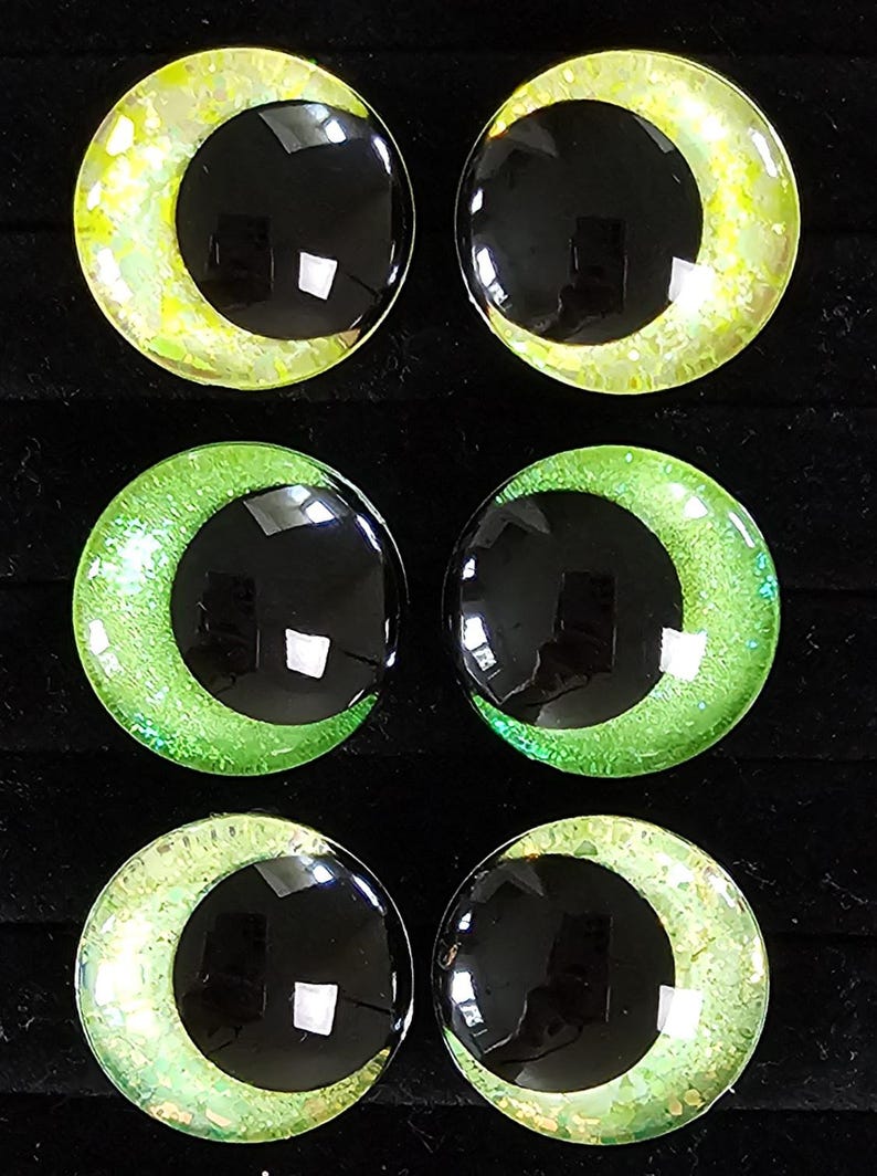 Olhos de segurança com glitter pintados à mão para bichinhos de crochê - Kit com 3 unidades para montar o seu próprio conjunto em tons vibrantes de verde. imagem 1