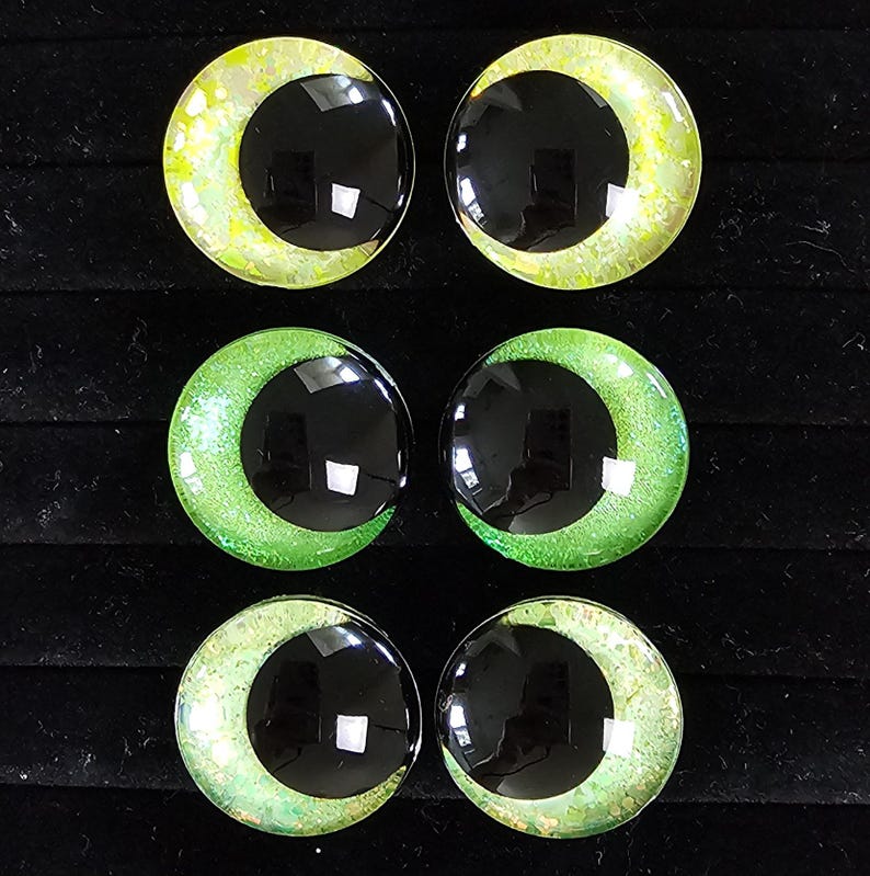Olhos de segurança com glitter pintados à mão para bichinhos de crochê - Kit com 3 unidades para montar o seu próprio conjunto em tons vibrantes de verde. imagem 2