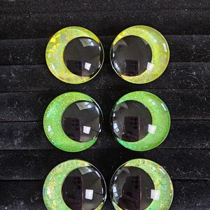 Olhos de segurança com glitter pintados à mão para bichinhos de crochê - Kit com 3 unidades para montar o seu próprio conjunto em tons vibrantes de verde. imagem 4