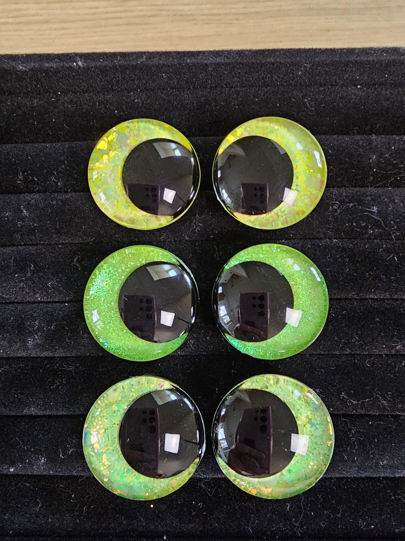Olhos de segurança com glitter pintados à mão para bichinhos de crochê - Kit com 3 unidades para montar o seu próprio conjunto em tons vibrantes de verde. imagem 4