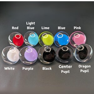 Puede incluir: Surtido de diez ojos de pl&aacute;stico de colores con pupilas de diferentes colores. Los colores incluyen rojo, azul claro, verde lima, azul, rosa, blanco, morado, negro y dos tonos de gris.