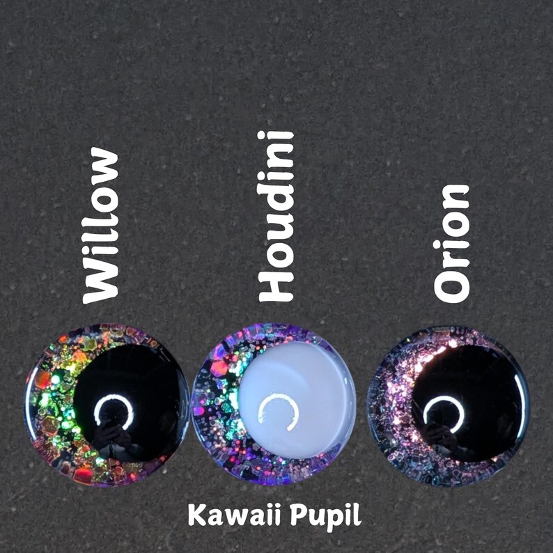 Puede incluir: Tres ojos redondos, negros y blancos, de resina, llenos de purpurina, kawaii con una pupila en forma de media luna. Los ojos est&aacute;n etiquetados como "Willow", "Houdini" y "Orion".
