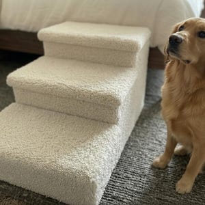 Puede incluir: Una taza de cerámica blanca con un asa negra y el texto "But First, Coffee" en negro en negrita. La taza está sobre una superficie blanca.