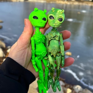 Articulated 3D printed Space Alien Figure Sensory Toy Custom Desk Decor Gift Adorable Figure Moveable Figure Cute Animals Unique Critters
