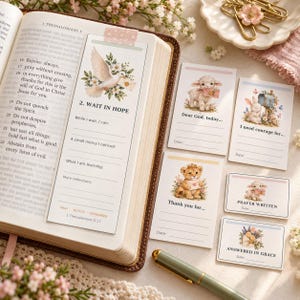 Puede incluir: Un conjunto de tarjetas para diario de oración con ilustraciones de una paloma, un cordero, un conejo y un león. Las tarjetas incluyen frases como Wait in Hope, Dear God, I need courage for, Thank you for, Prayer Written y Answered in Grace.