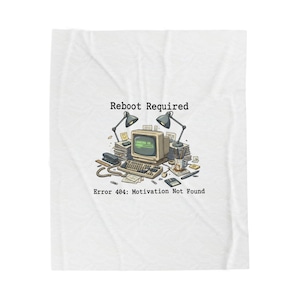 Peut inclure: Couverture blanche avec un dessin d'un ordinateur vintage entouré de fournitures de bureau. Le texte "Reboot Required" est au-dessus de l'ordinateur et "Error 404: Motivation Not Found" est en dessous.