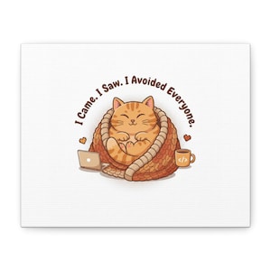 Puede incluir: Impresión en lienzo con un gato de dibujos animados envuelto en una manta, con un portátil y una taza de café. El gato naranja sonríe. El texto dice: "I Came. I Saw. I Avoided Everyone."