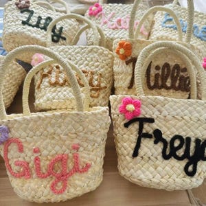 Personalisierte handgemachte Stroh Tasche für Brautjungfer Tote mit Namen Benutzerdefinierte Blumenmädchen Tasche Brautjungfer Tragetasche Strand Brautpartygeschenk