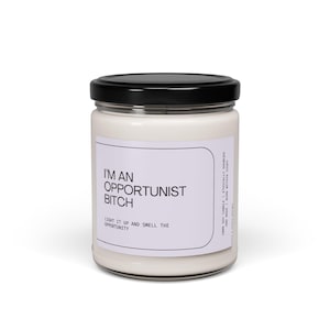 Vela de soja perfumada, 'SOY UNA PERRA OPORTUNISTA', 9 oz, huele la oportunidad, vela divertida para Boss Babe, vela con cita inspiradora,