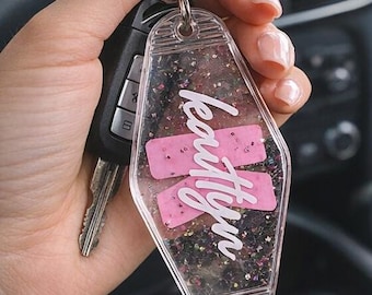 Llavero de motel con nombre personalizado / Llavero acrílico personalizado con nombre / Llavero retro de motel / Regalo personalizado para niñas / Lindo llavero con nombre