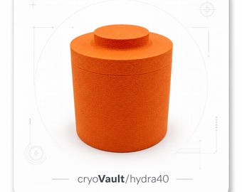 Puede incluir: Un recipiente cilíndrico de color naranja brillante con una superficie texturizada y una tapa a juego que presenta un centro circular elevado. La base de la imagen muestra el texto cryoVault/hydra40 en una fuente sans-serif sobre fondo blanco.